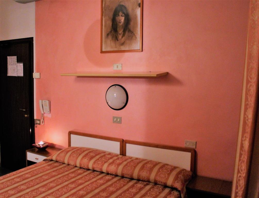 Hotel Midi Ричоне Екстериор снимка