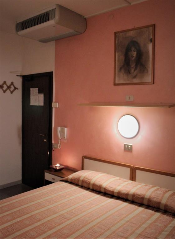 Hotel Midi Ричоне Екстериор снимка